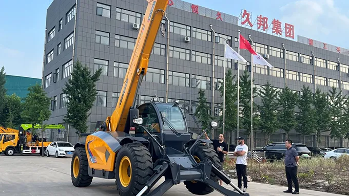 Завод производит телескопический погрузчик